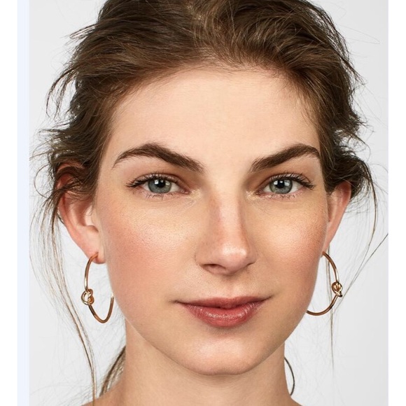 Gold knot hoop earrings - Picture 2 of 7